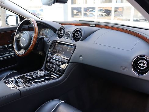 Used 2018 Jaguar XJ R-Sport image 14