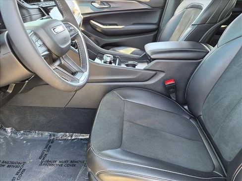 Used 2025 Jeep Grand Cherokee Altitude RWD image 15
