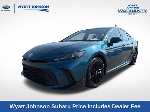 Used 2025 Toyota Camry SE FWD image 1