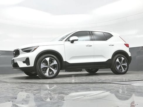 Used 2025 Volvo XC40 B5 Core AWD/4WD image 23