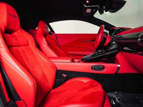 Used 2025 Aston Martin V8 Vantage Coupe RWD image 18