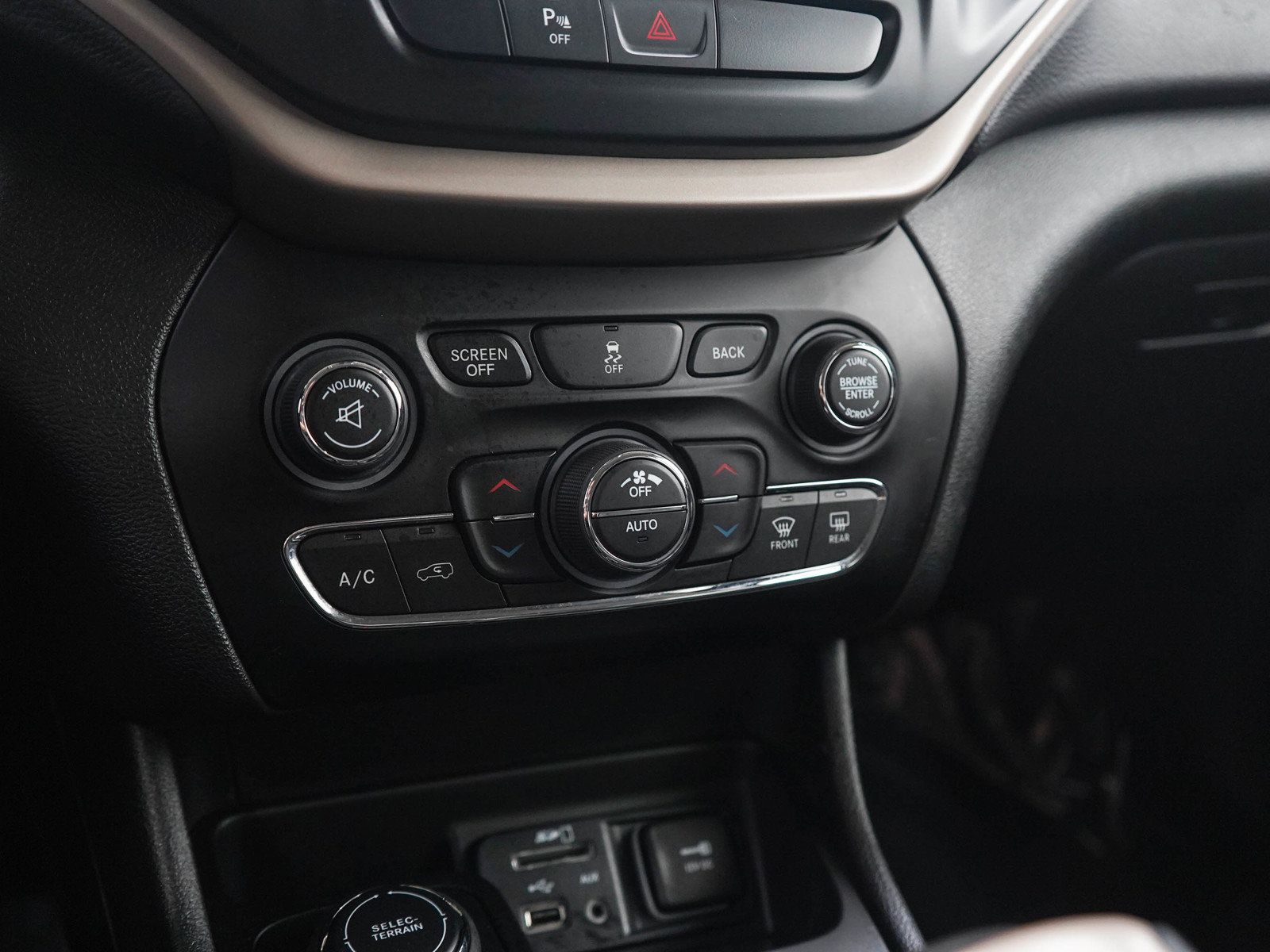 Used 2018 Jeep Cherokee Limited AWD/4WD image 23