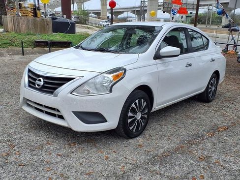 Used 2017 Nissan Versa SV FWD image 3