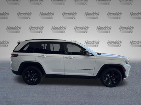 Used 2023 Jeep Grand Cherokee Limited w/ Black Appearance Package image 10