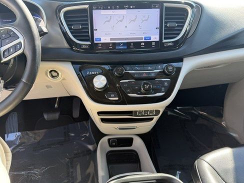Used 2023 Chrysler Pacifica Touring-L FWD image 18