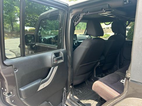 Used 2014 Jeep Wrangler Unlimited Rubicon AWD/4WD image 14