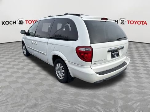 Used 2005 Chrysler Town & Country Touring image 6