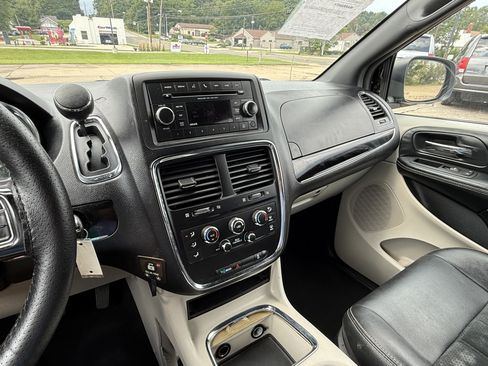Used 2017 Dodge Grand Caravan SXT FWD image 20