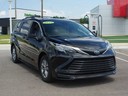 Certified 2025 Toyota Sienna LE FWD image 2