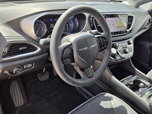 Used 2023 Chrysler Pacifica Limited w/ S Appearance Package AWD/4WD image 11