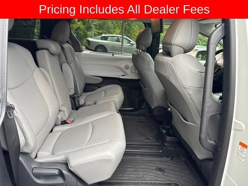 Used 2026 Toyota Sienna XLE FWD image 8
