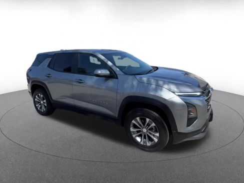 Used 2025 Chevrolet Equinox LT FWD image 2