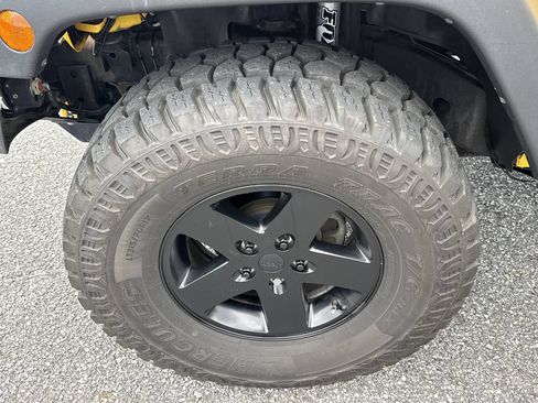 Used 2015 Jeep Wrangler Unlimited Rubicon w/ Connectivity Group AWD/4WD image 11