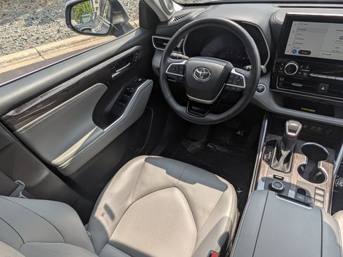 Used 2024 Toyota Highlander Limited AWD/4WD image 9