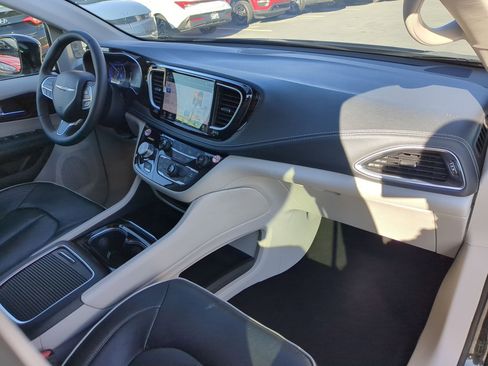 Used 2024 Chrysler Pacifica Limited image 35