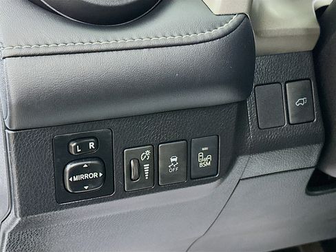 Used 2014 Toyota RAV4 Limited w/ Technology Package FWD image 10