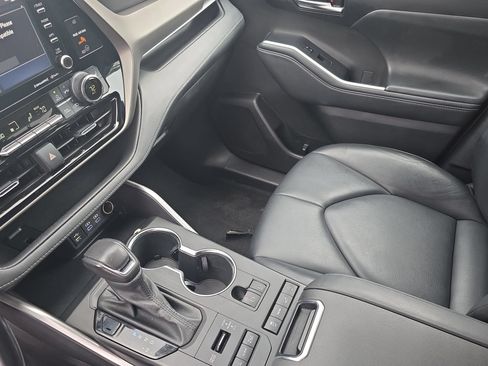 Used 2022 Toyota Highlander XLE AWD/4WD image 25