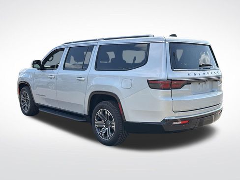 Used 2024 Jeep Wagoneer L Series II w/ Flexible Seating Group RWD image 4