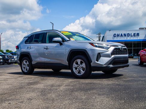 Used 2025 Toyota RAV4 XLE AWD/4WD image 9
