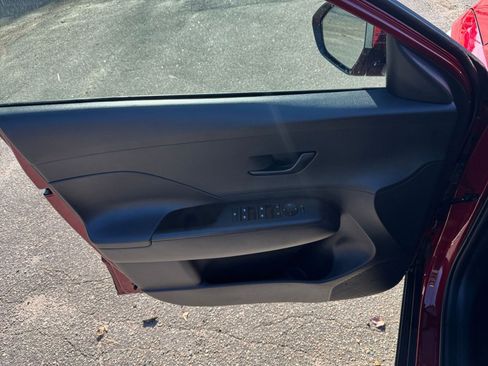 Used 2025 Hyundai Kona SEL image 18