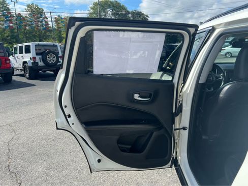 Used 2018 Jeep Compass Latitude image 11