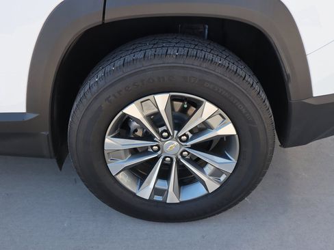 Used 2025 Chevrolet Equinox LT w/ Convenience Package II image 9