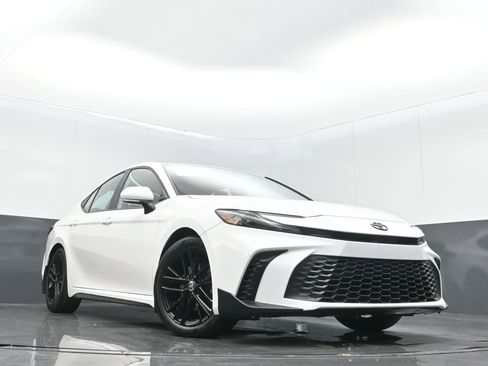 Used 2025 Toyota Camry SE w/ Convenience Package image 29