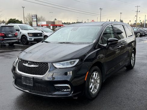 Used 2024 Chrysler Pacifica Touring-L image 4