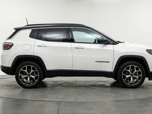 Used 2025 Jeep Compass Limited image 11