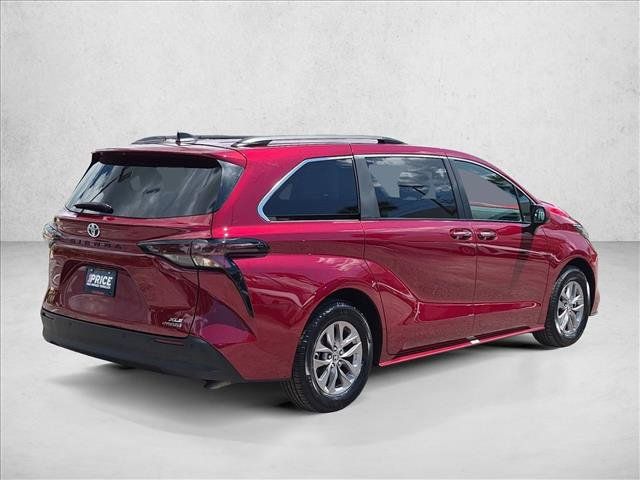 Used 2023 Toyota Sienna XLE FWD image 5