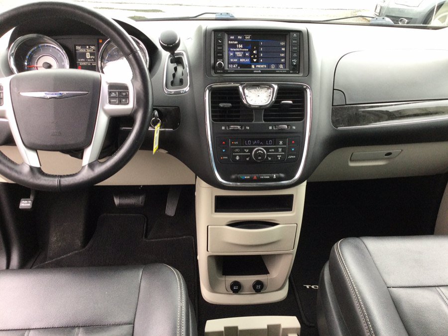 Used 2015 Chrysler Town & Country Touring w/ Driver Convenience Group FWD image 17