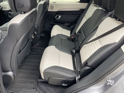 New 2025 Land Rover Discovery Dynamic SE image 10