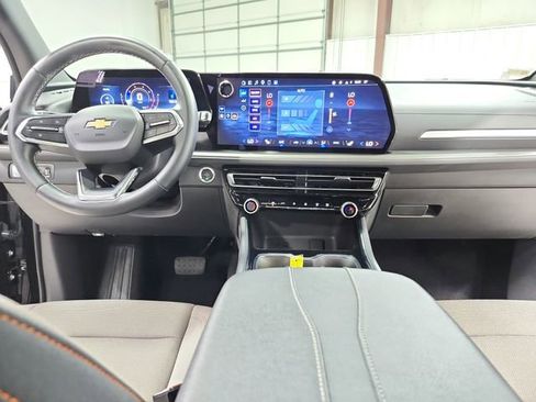 Used 2025 Chevrolet Traverse LT FWD image 24
