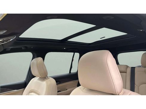 Used 2023 Jeep Grand Cherokee Limited w/ Black Appearance Package image 10