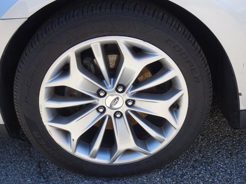 Used 2015 Ford Taurus Limited w/ Equipment Group 301A FWD image 7