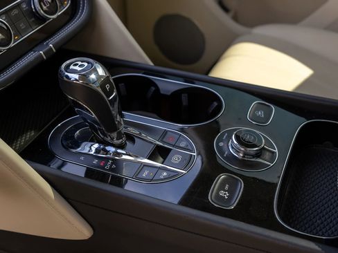 Used 2019 Bentley Bentayga image 28