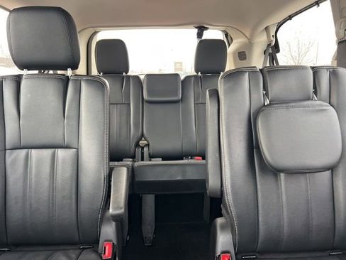 Used 2016 Chrysler Town & Country Touring w/ Driver Convenience Group image 22