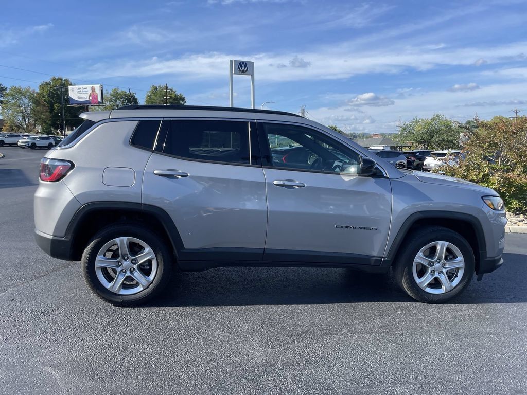 Used 2023 Jeep Compass Latitude w/ Convenience Group AWD/4WD image 4