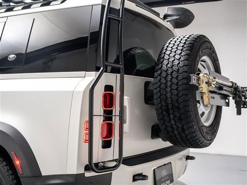 New 2024 Land Rover Defender 110 S image 32