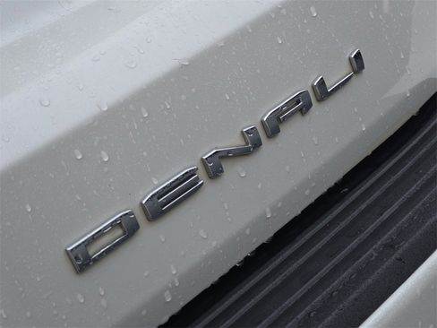 Used 2021 GMC Yukon Denali w/ Denali Premium Package image 12
