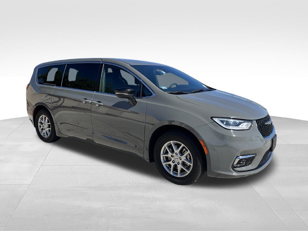 Used 2025 Chrysler Pacifica Select FWD image 5