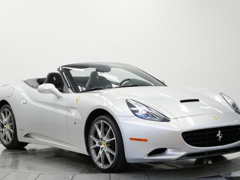 Used 2011 Ferrari California RWD image 3