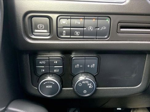 Used 2022 Chevrolet Tahoe LT w/ Luxury Package image 34