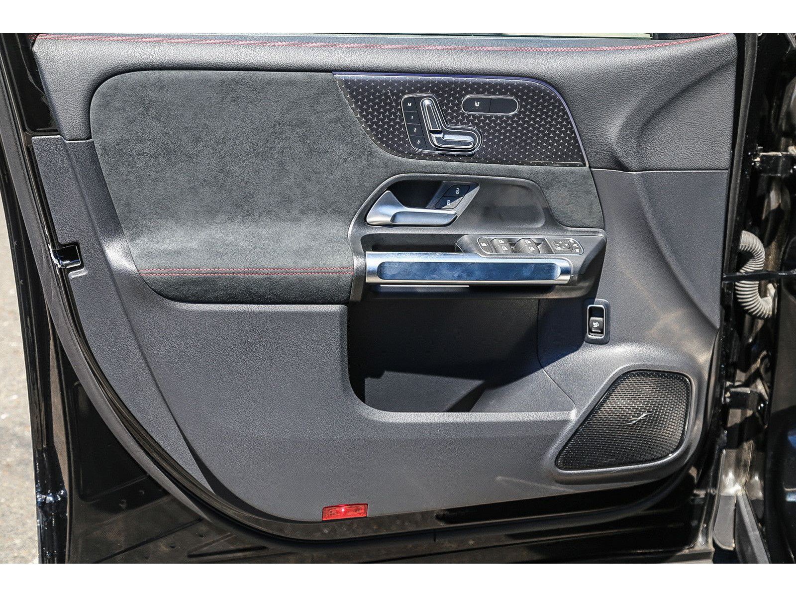 Used 2024 Mercedes-Benz EQB 300 4MATIC image 19