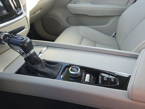 Used 2020 Volvo S60 T6 Momentum image 35