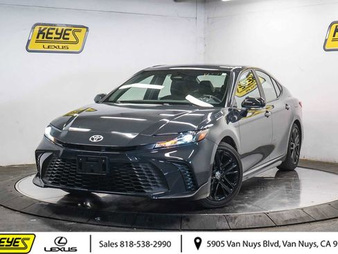 Used 2025 Toyota Camry SE image 1