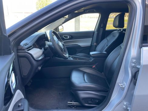 Used 2025 Jeep Compass Limited image 28