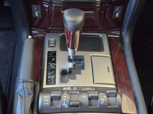 Used 2013 Lexus LX 570 4WD w/ Luxury Pkg w/Pre-crash image 17