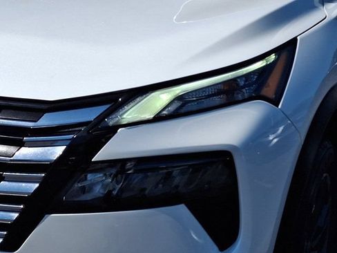 Used 2025 Nissan Rogue SV FWD image 12