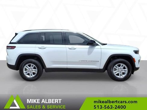 Used 2023 Jeep Grand Cherokee Laredo AWD/4WD image 8